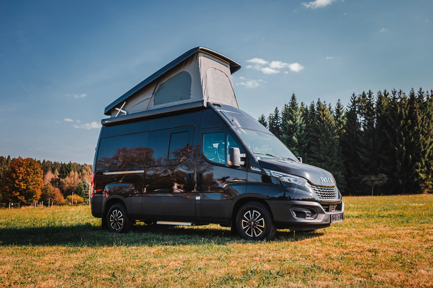 Iveco Daily mit offenen Aufstelldach - seitliche Frontalansicht