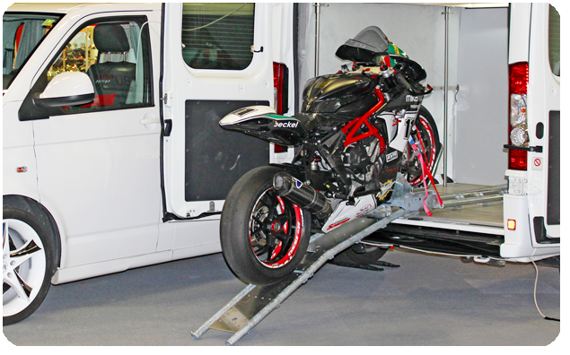 Eine Motorradaufziehilfe auf einer Ladefläche zu einem Transporter