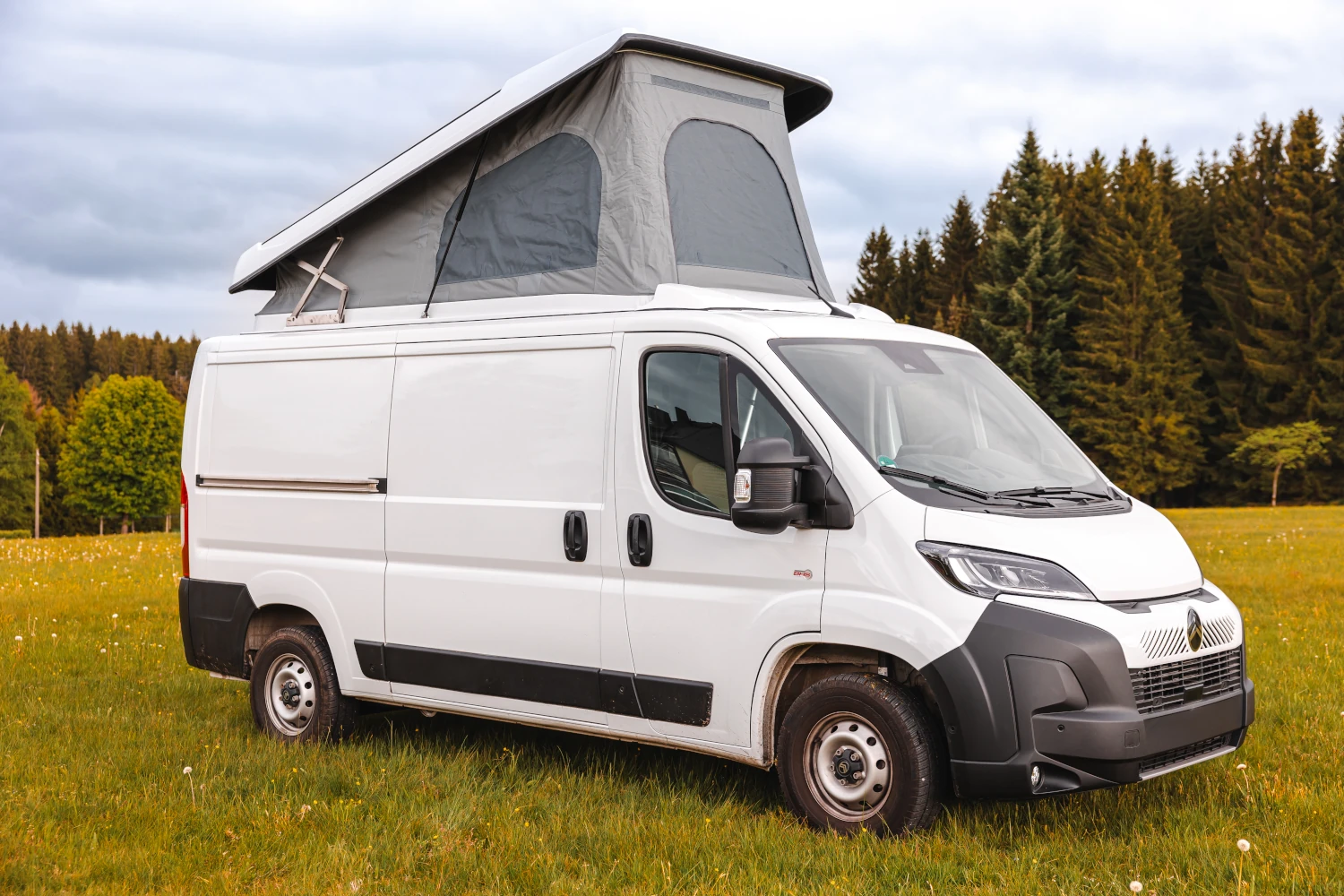 Fiat Ducato mit offenen Aufstelldach - Frontansicht