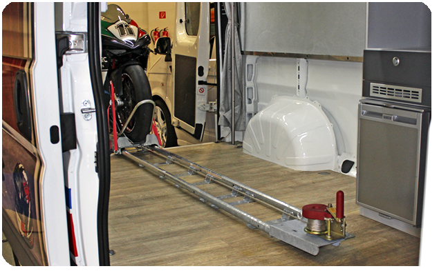 Eine Motorradaufziehilfe in einer Ladefläche zu einem Transporter