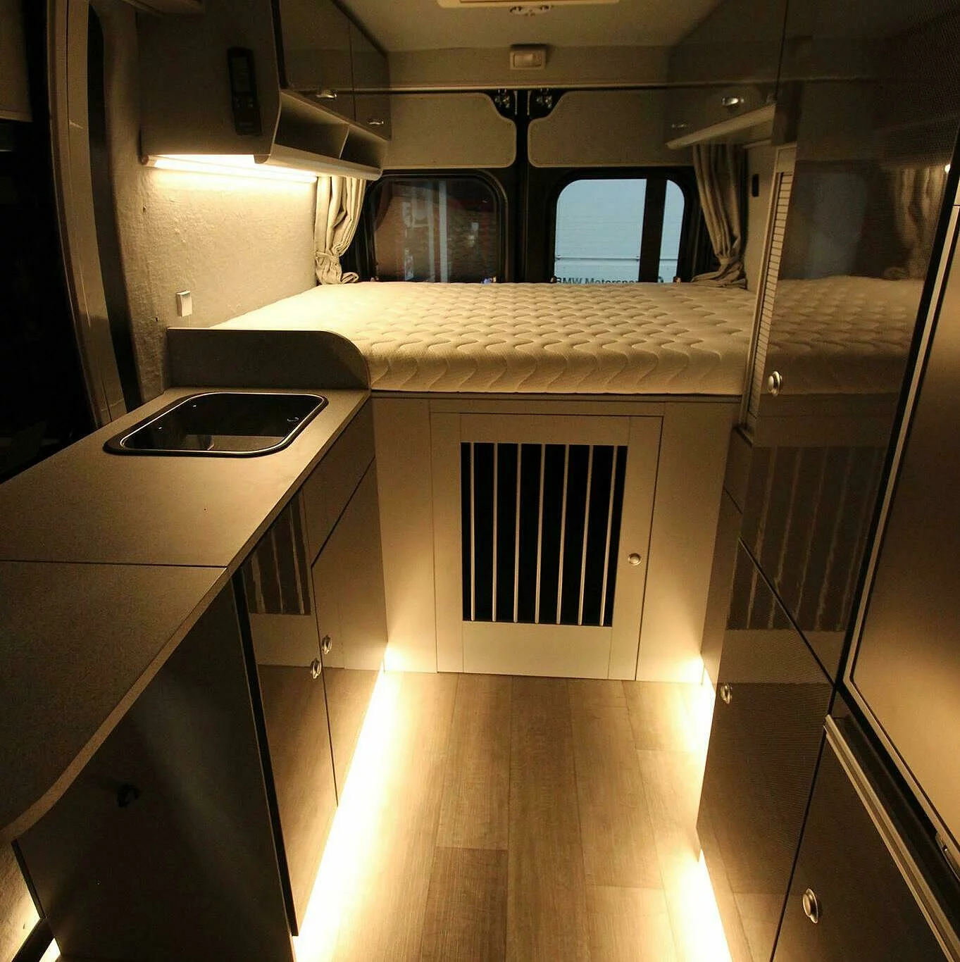 Ein Ausgebauter Innenraum eines Campers durch Flexebu