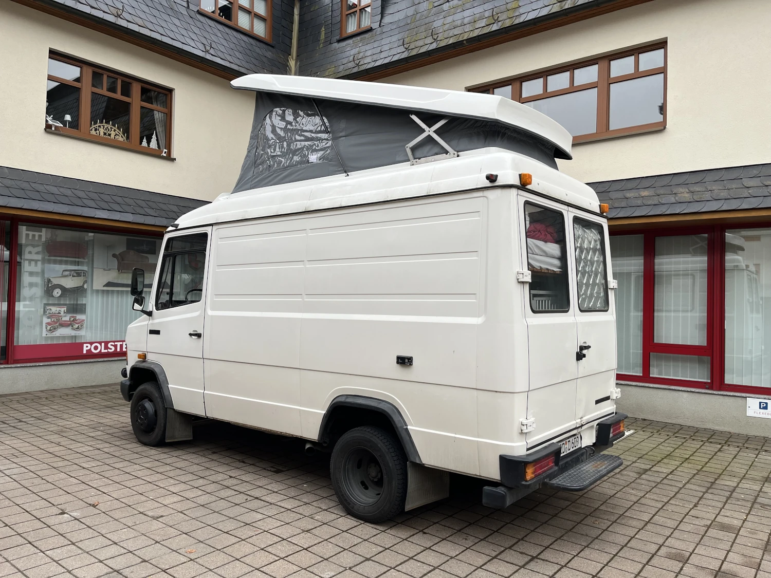 Mercedes609D mit geöffneten Aufstelldach - Seitenansicht
