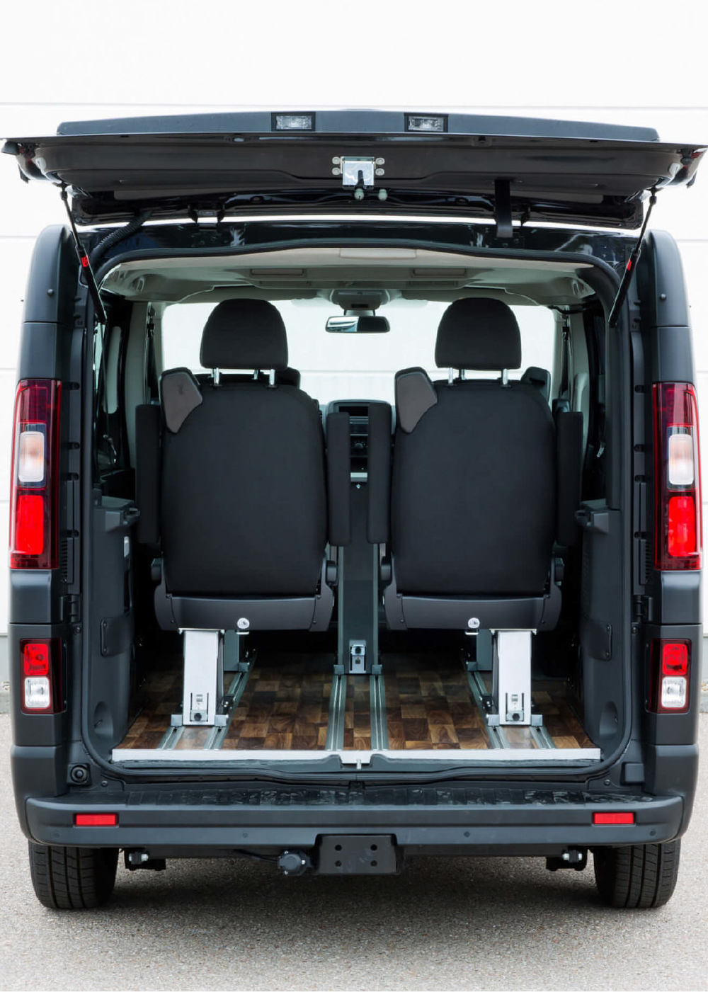 Rückansicht eines Transporters mit Sitzen