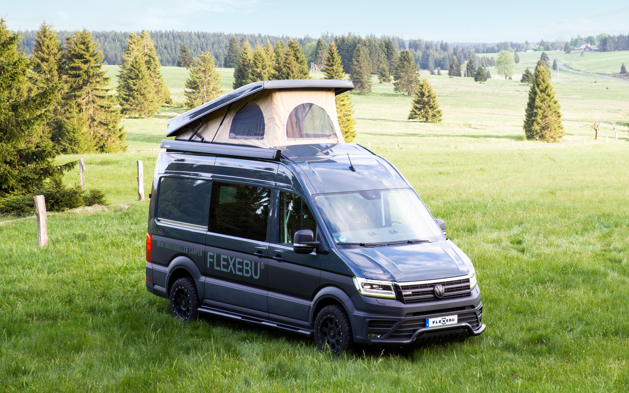 Ein VW Crafter mit Flexebu Aufstelldach in einer Wiese