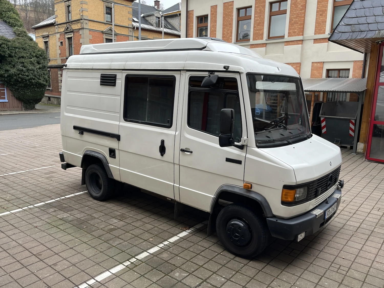 Mercedes609D mit geschlossenen Aufstelldach - Frontansicht