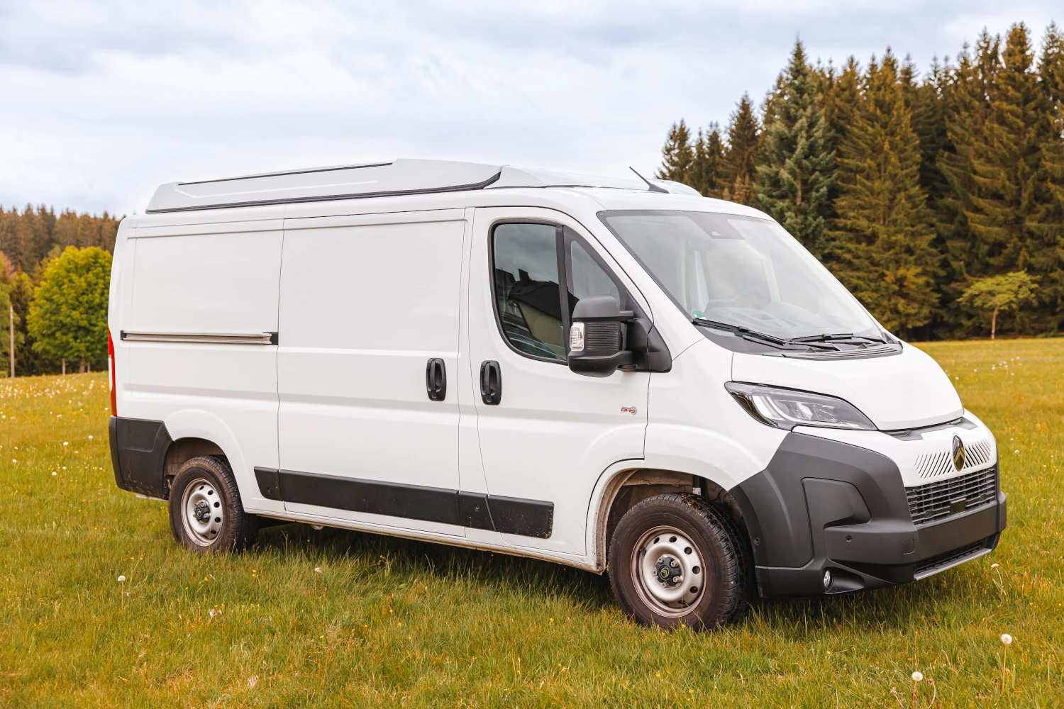 Fiat Ducato mit geschlossenen Aufstelldach - Frontansicht