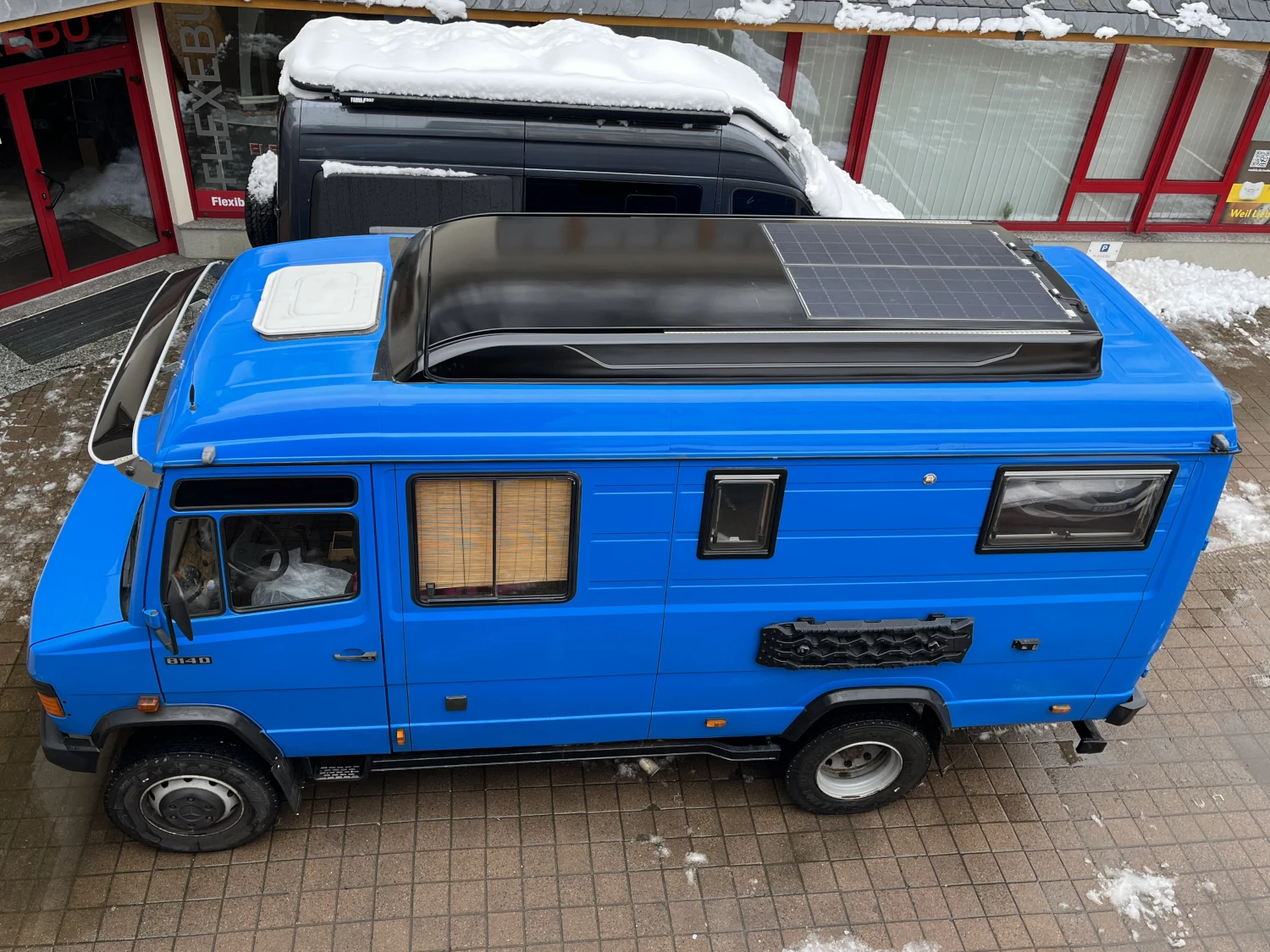 Mercedes Vario in Blau  mit geschlossenen Aufstelldach - Von oben