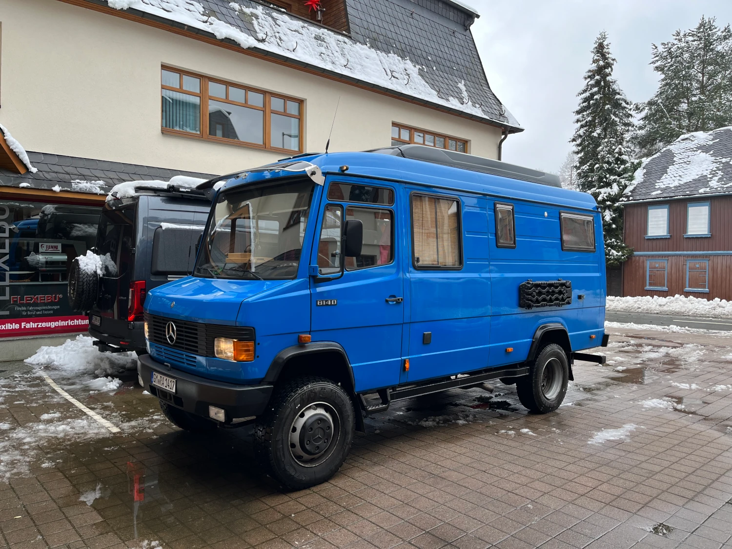 Mercedes Vario in Blau  mit geschlossenen Aufstelldach - Seitenansicht