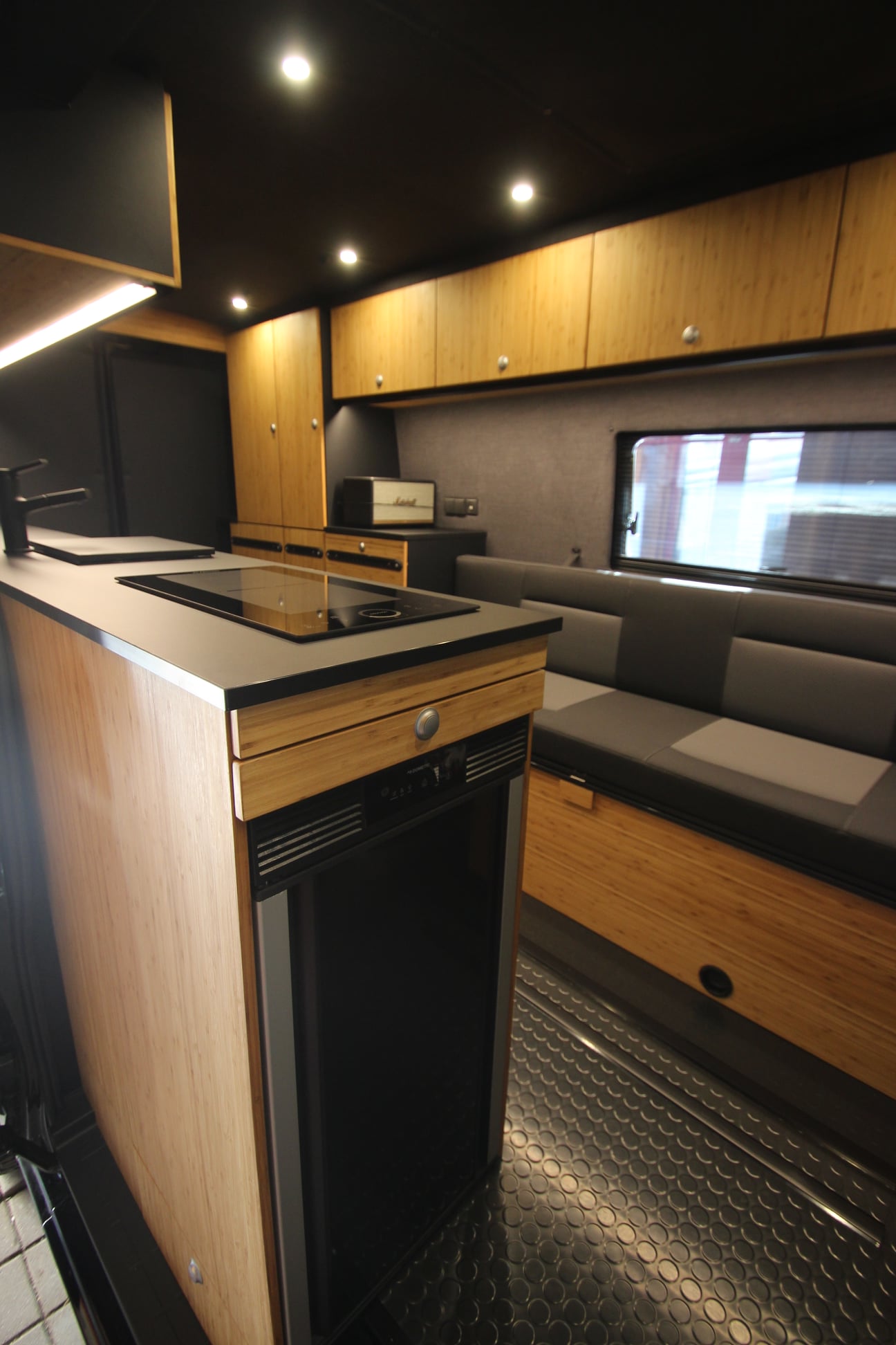 Ein Ausgebauter Innenraum mit Küchenelement eines Campers durch Flexebu