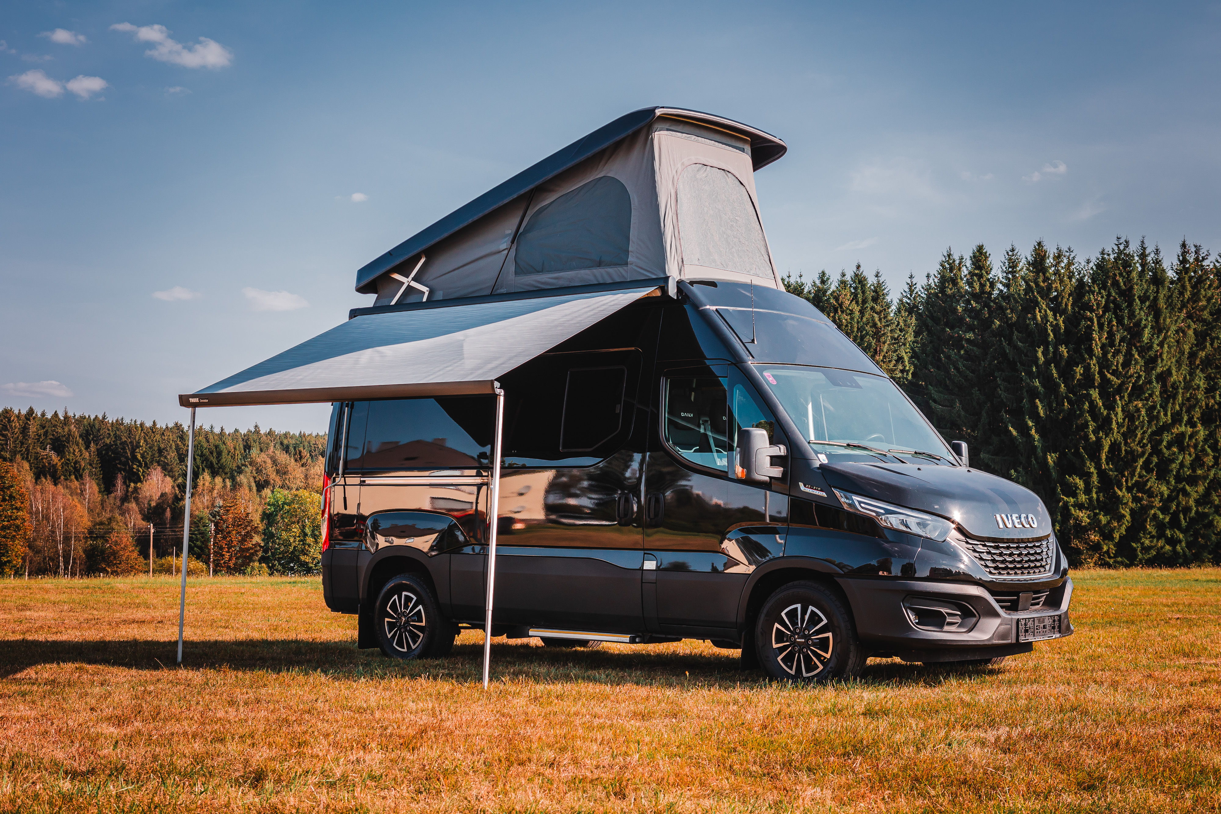 IVECO Daily mit geöffneten Aufstelldach und Markise